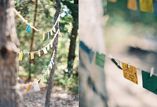 Гирлянда из разноцветных карточек, подвешенных на веревочки с помощью прищепок для весенней свадьбы