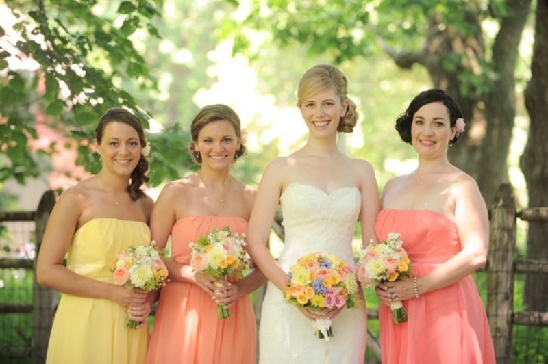 Подружки невесты в ярких платьях