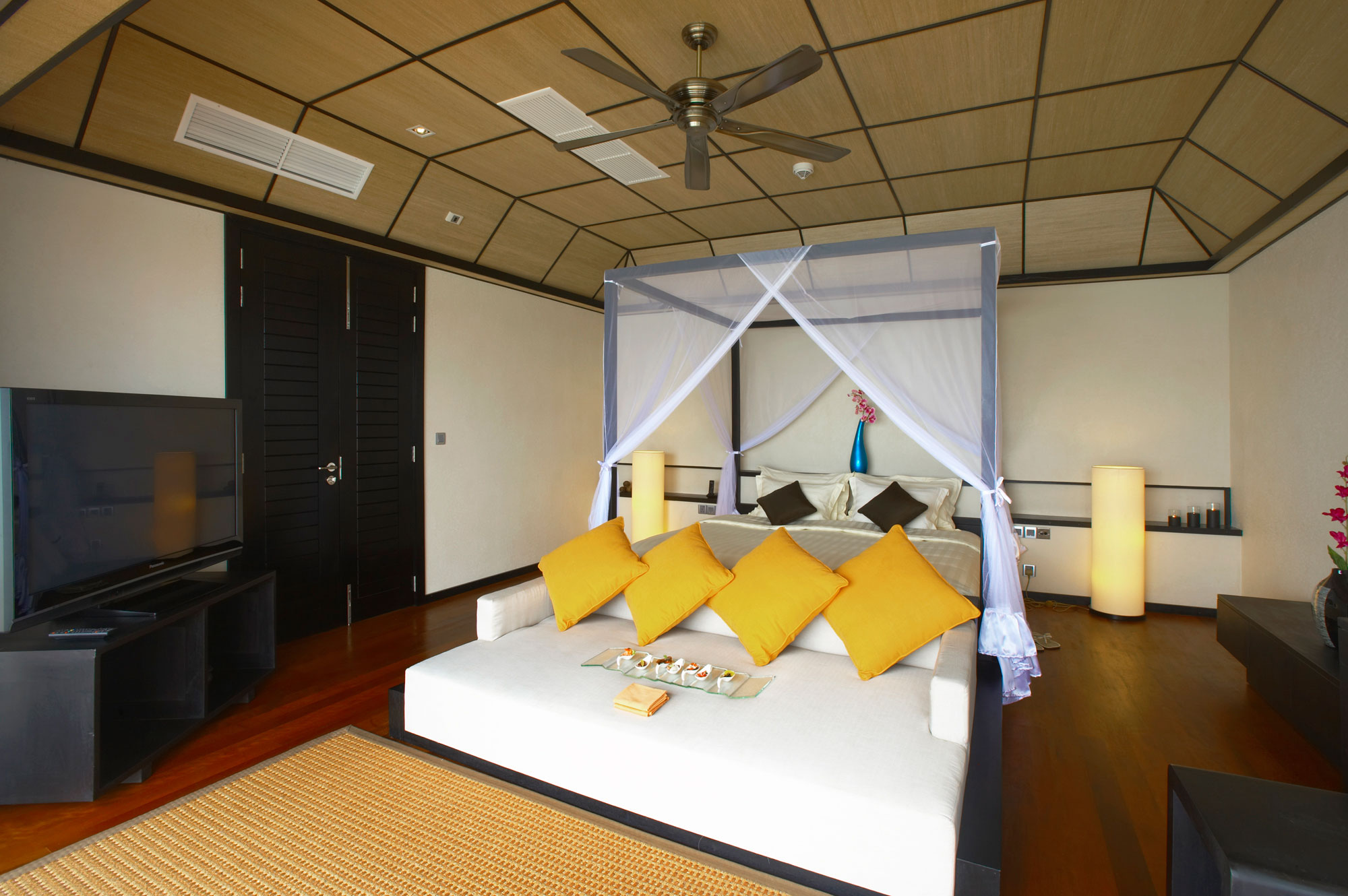 Курорт Lily Beach Resort & Spa, Huvahendhoo, Мальдивы