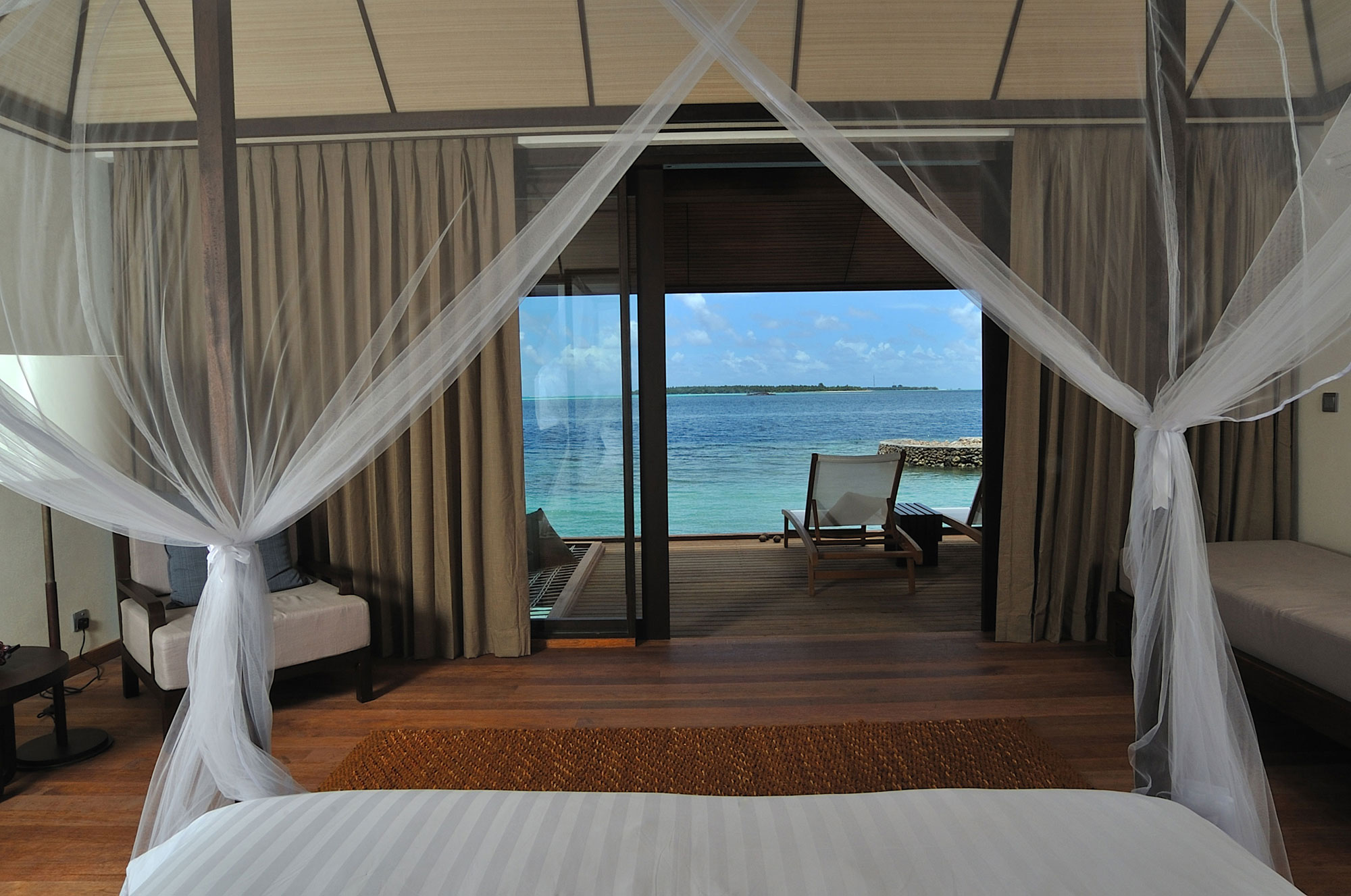 Курорт Lily Beach Resort & Spa, Huvahendhoo, Мальдивы
