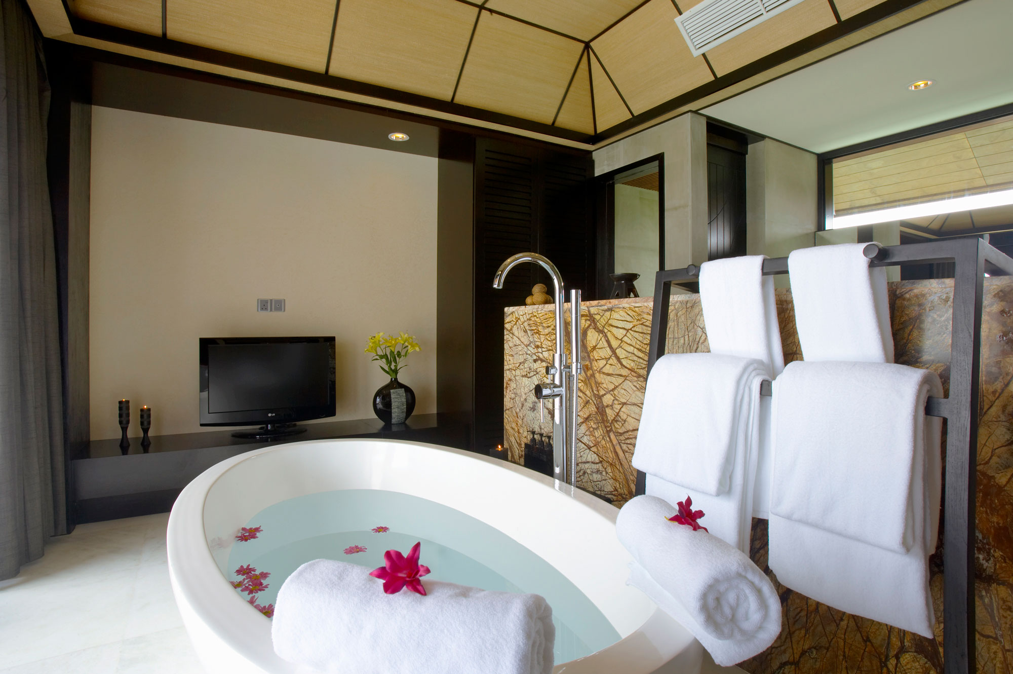 Курорт Lily Beach Resort & Spa, Huvahendhoo, Мальдивы