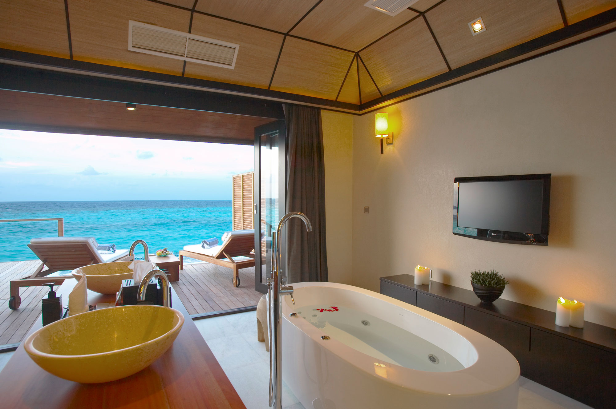 Курорт Lily Beach Resort & Spa, Huvahendhoo, Мальдивы