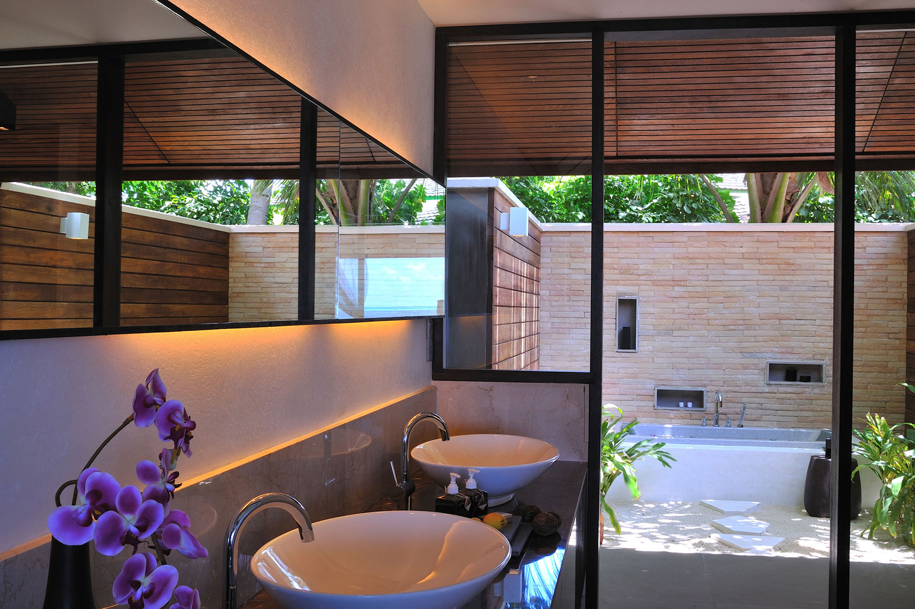 Курорт Lily Beach Resort & Spa, Huvahendhoo, Мальдивы