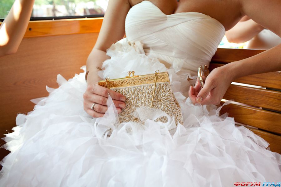 gold-bridal-clutch