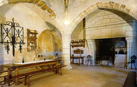 кухня в средневековом стиле, кухня в замковом стиле