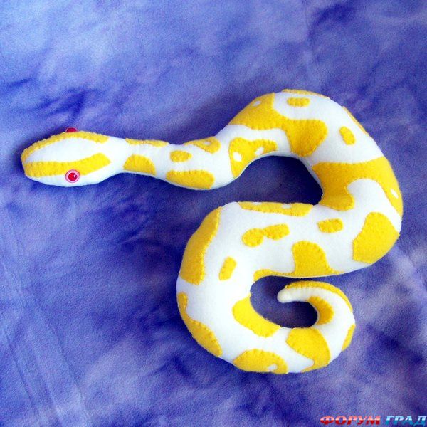 змея с желтыми пятнами