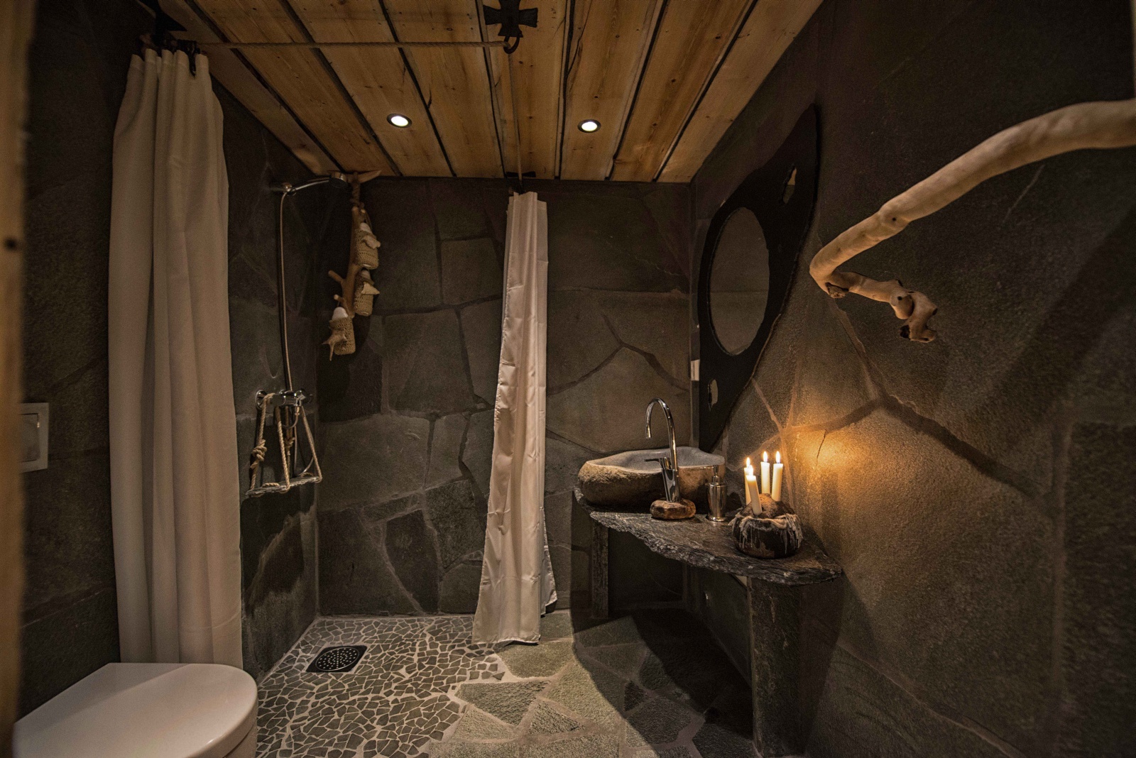 Дизайн интерьера туалетной комнаты отеля Engholm Husky Design Lodge в Норвегии