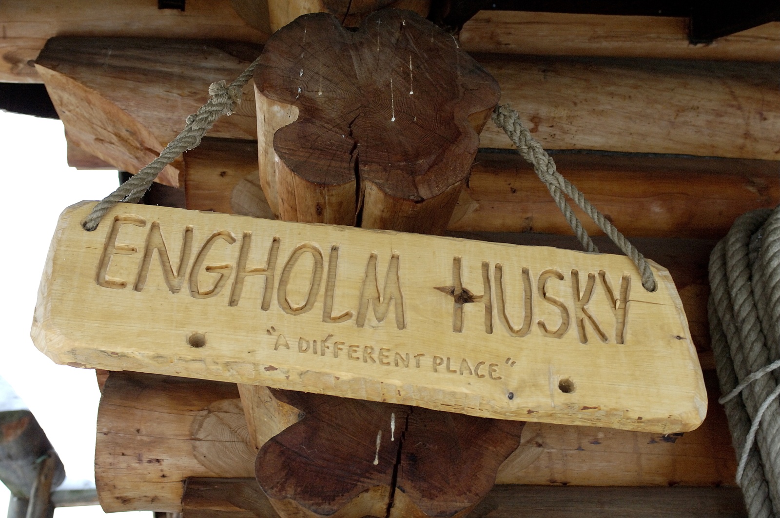 Вывеска отеля Engholm Husky Design Lodge в Норвегии