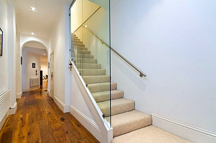 glass-staircase-walls-stand-8