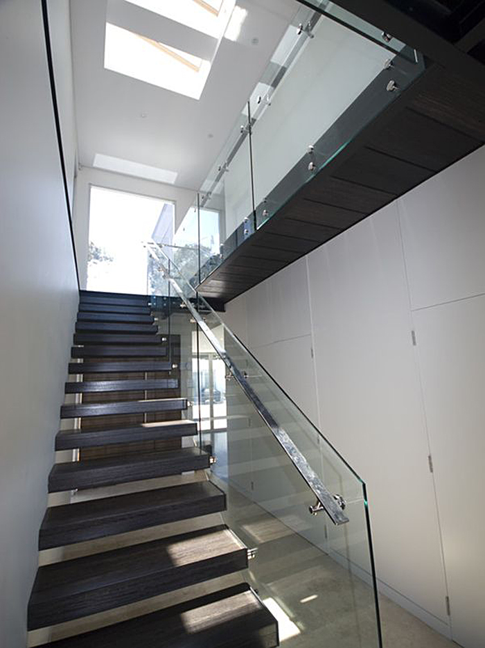 glass-staircase-walls-stand-9