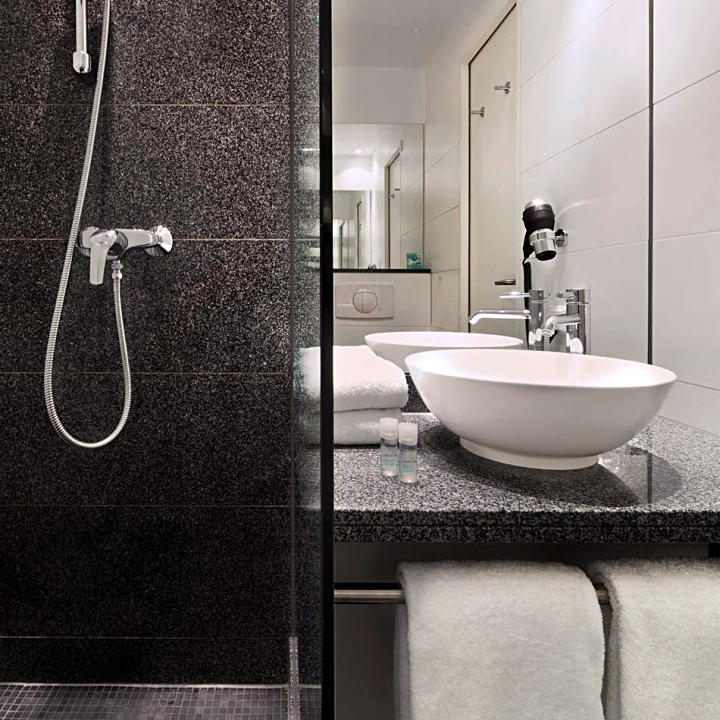 Дизайн интерьера ванной комнаты отеля Motel One в Бельгии