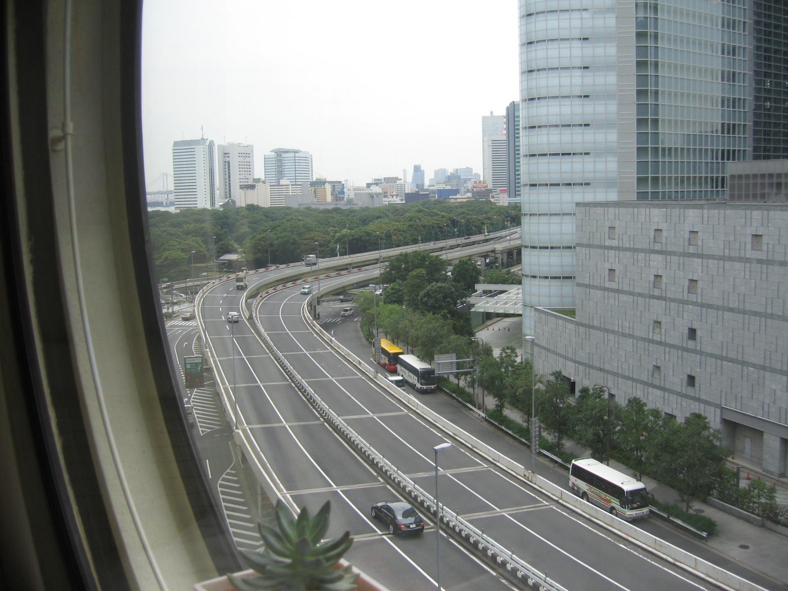 Вид из окна на Токио