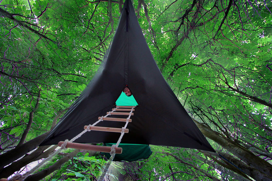 Алекс Ширли-Смит создал Tentsile, тканевый домик, который, как гамак, висит между деревьями