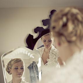 bride-in-two-mirrors