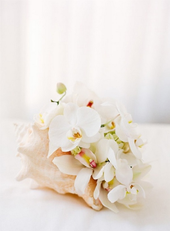 Красивое украшения для пляжной свадьбы из цветов и большой ракушки