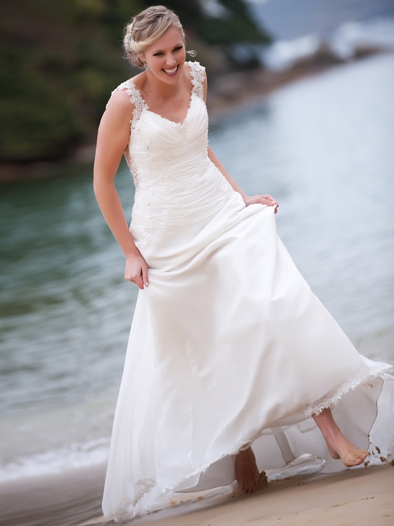 Красивое свадебное платье в пляжном стиле