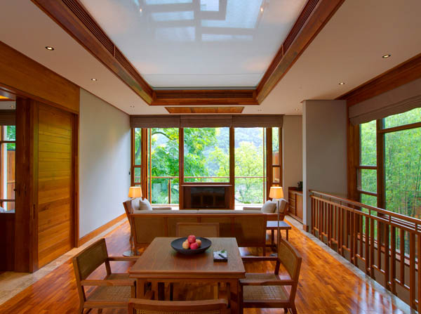 Деревянный интерьер гостиной, объединенный со столовой