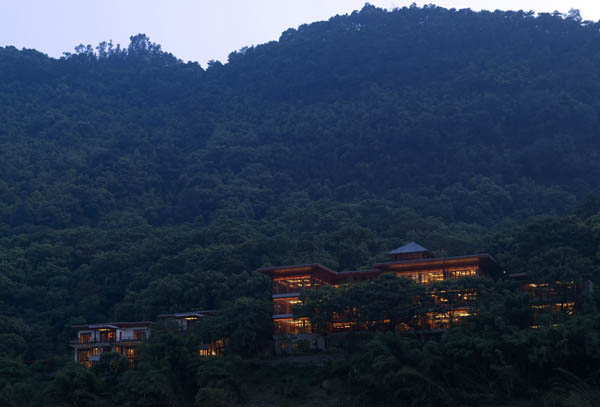 Вид на горы и отель в зарослях