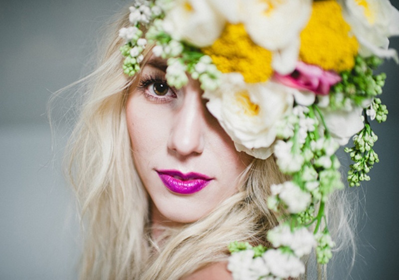 Нежный букет в волосах из полевых цветов для невесты блондинки