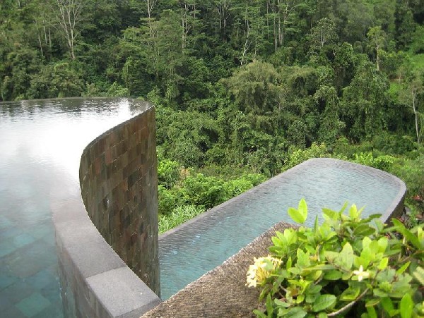 Висячие бесконечные бассейны на Бали Ubud Hotel & курорт