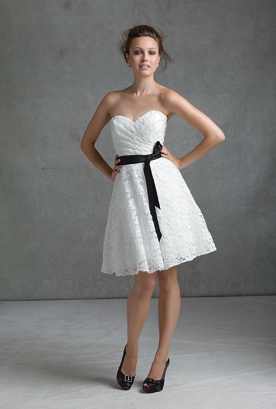 Белое кружевное платье с черным поясом