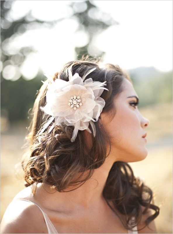 невеста с нежным цветком в волосах