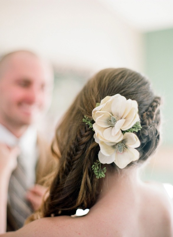Свадебня прическа с косами и цветами