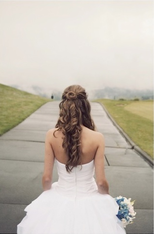Потрясающая идея свадебной прически для длинных волос