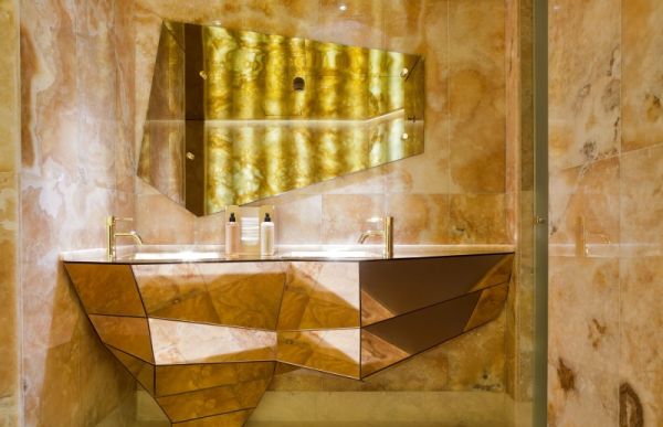 Зона для умывания в номере отеля New Hotel