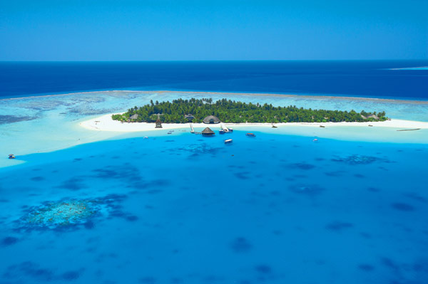 Небольшие атоллы Мальдив с пляжами и тропическими зарослями