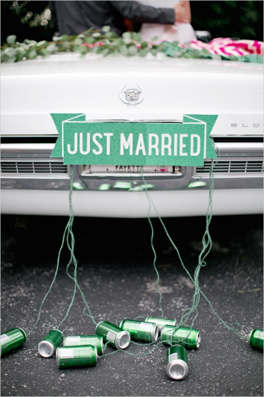 Романтический розовый, зелёный и золотой: в оформлении свадебного автомобиля