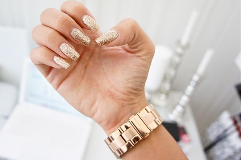 shiny-glam-wedding-nail-ideas-1