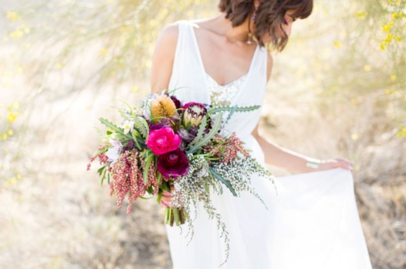 Шикарная невеста с букетом из полевых цветов