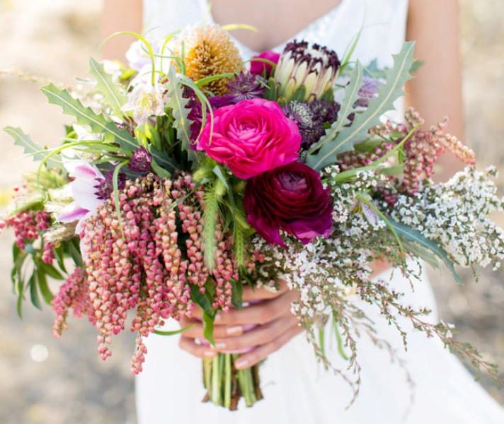 Шикарный букет невесты с полевыми травами и яркими розами