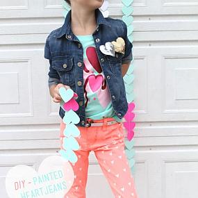 sweet-and-girly-diy-painted-heart-jeans-1