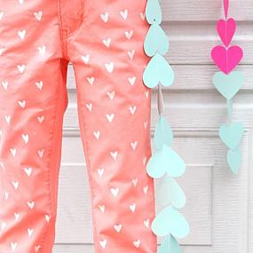 sweet-and-girly-diy-painted-heart-jeans-7