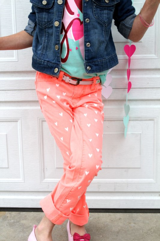 sweet-and-girly-diy-painted-heart-jeans-8