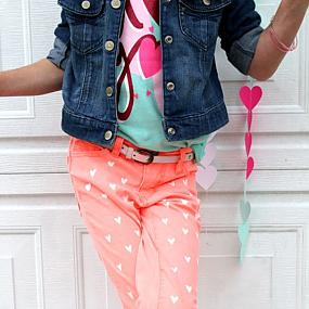 sweet-and-girly-diy-painted-heart-jeans-8