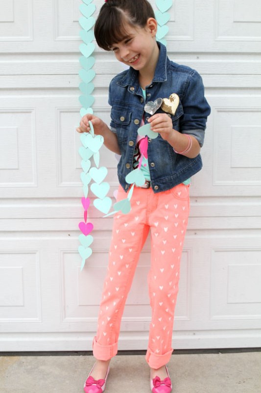 sweet-and-girly-diy-painted-heart-jeans-9