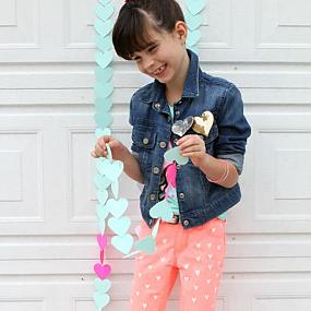 sweet-and-girly-diy-painted-heart-jeans-9