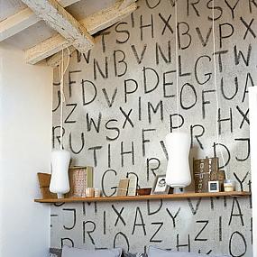 bedroom-with-alphabet-lettering-mural