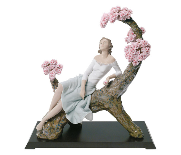 Нежная фарфоровая статуэтка, изображающая отдыхающую девушку