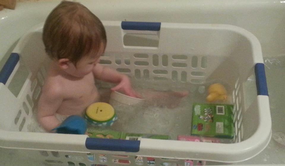 Малыш в ванной с игрушками