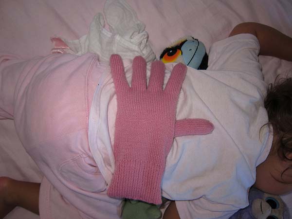Перчатка на малыше