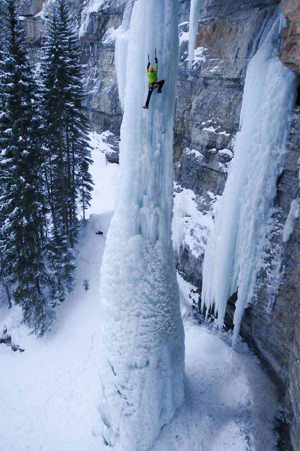 Ледовое восхождение на замерзшем водопаде