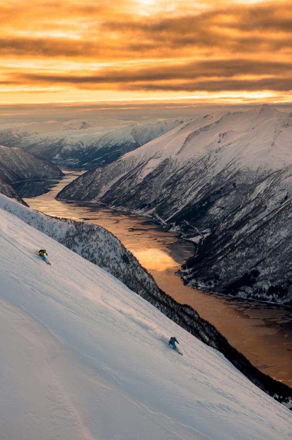 Катание на лыжах на закате в Норвегии