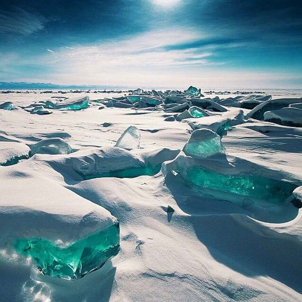 Бирюзовый лед на озере Байкал в России