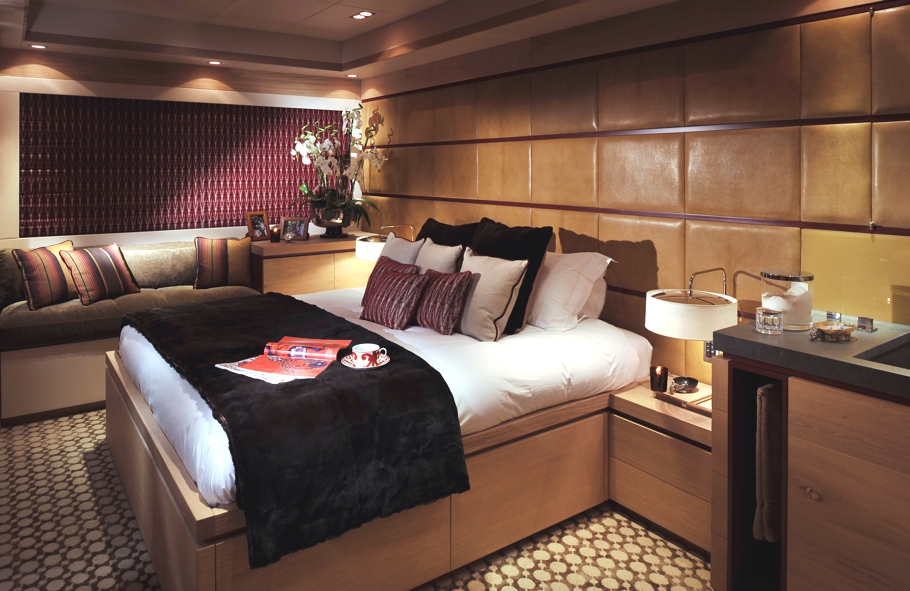 luxury-yacht-cheeky-tiger