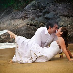 couple-on-beach-wedding-18