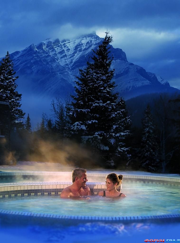 Бассейн в отеле Fairmont в Banff Springs зимней ночью
